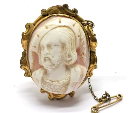 Antique hand carved shell portrait cameo of an Elizabethan gentleman (4cm across) in a gilt metal mount