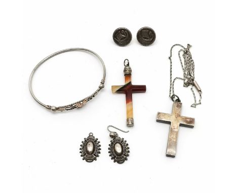Qty of silver jewellery inc antique agate cross, earrings (1 a/f), faith hope charity bangle, Viking earrings etc - total wei
