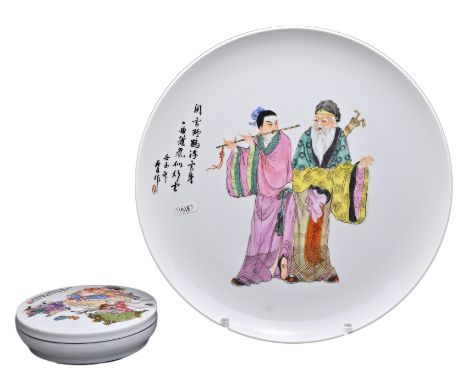 A CHINESE PORCELAIN DISH WITH BOX AND COVER, 20TH CENTURY. The dish decorated with two immortals in famille rose enamels with