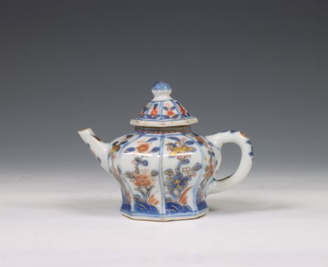 China, a small octagonal Imari porcelain teapot, Kangxi period (1662-1722), decorated with flowers (rim chip, small chip to s