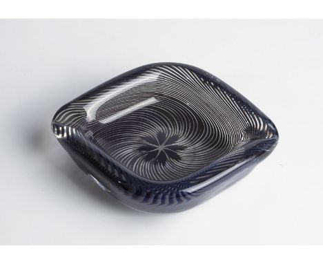 Aschenbecher ''Graal'' Edward Hald (Entwurf), Orrefors, 1949 Farbloses Glas mit eigeschmolzenem graublauen Baenderdekor in Ka