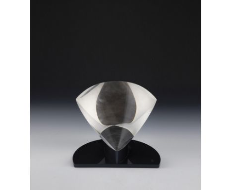 Objekt Karl R. Berg, 1985 Farbloses optisches Glas, geschliffen und poliert auf blau-grau eloxiertem Aluminium-Sockel. An ein