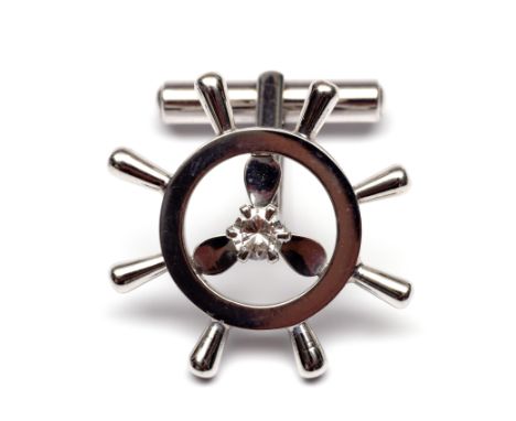 18 kt. Witgouden manchetknopen, met stuurwiel en schroef. Beide bezet met een briljant geslepen diamant, totaal ca. 0.40ct. E