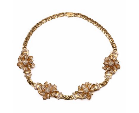 18 kt. Gouden gourmet schakel collier met vier appliques met een bloem, bezet met briljant geslepen diamant met een totaalgew