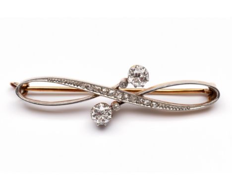 14 kt. Gouden broche, jaren '20. In de vorm van een krul, de uiteinde elk bezet met een oud briljant geslepen diamant van ca.