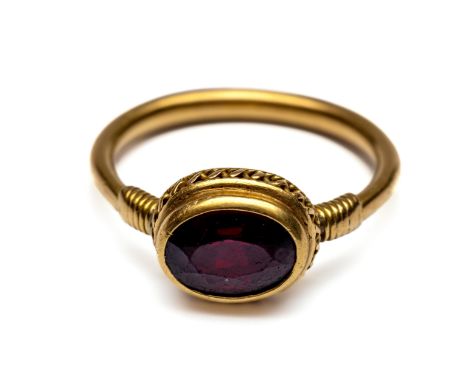 18 kt. Gouden ring in Byzantijnse stijl, bezet met een ovale gefacetteerde granaat bruto 5,4 gr., ringmt. 17,5 [1] 18 k. Gold