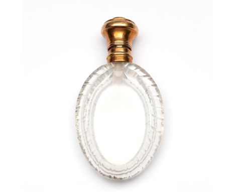 Kristallen parfum flacon met 14 kt. gouden montuur, 19e eeuw. De bovenzijde gegraveerd met sterren. Met stopje en in etui [1]