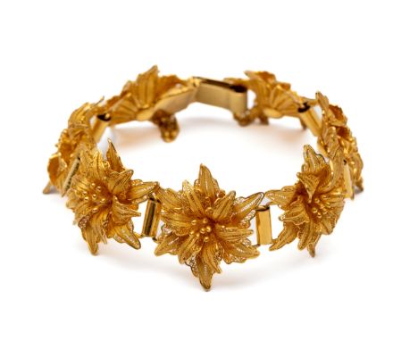 Hoog gehalte gouden filigrain armband, met een decor van bloemen. De sluiting gegraveerd met monogram MB netto 26,8 gr., l.16