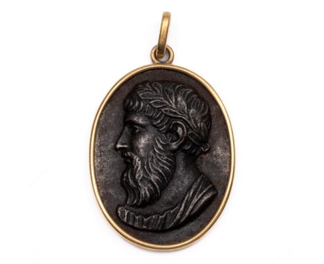 18 kt. Gouden camee hanger met de voorstelling van een man met baard en lauwerkrans, uitgevoerd in ijzer bruto 7,9 gr., h. 42