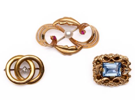 Drie gouden broches. Eén 14 kt. bezet met roosdiamant, één 18 kt. met een cultivé parel en synthetische robijn en één 14 kt. 