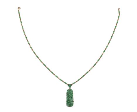14 kt. Gouden collier met hanger van gesneden jade, met een voorstelling van bloemen en bladeren. Het collier opgebouwd uit c