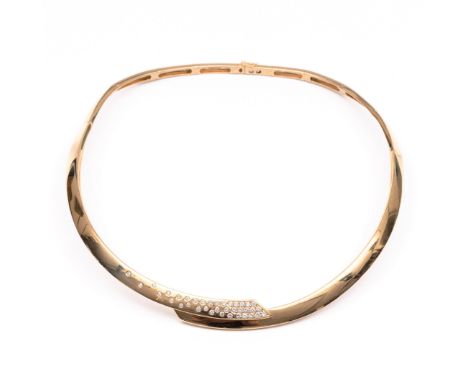 Frankrijk, Féraud Paris, 18 kt. gouden choker, assymetrisch vormgegeven, één baan bezet met briljant geslepen diamant totaal 