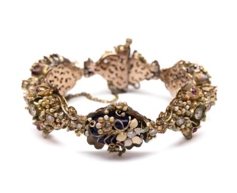 Beneden wettelijk gehalte gouden rijk gedecoreerde armband. Met vele geëmailleerde bloemen en bezet met cabochon geslepen rob