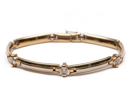 LeChic, 18 kt. geel- met witgouden armband. Bestaande uit zes rechthoekige geelgouden schakels met een witgouden baan in het 
