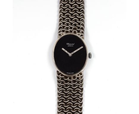 Chopard, 18 kt. witgouden mechanisch dames polshorloge, jaren '60. Met zwart ovale wijzerplaat en wijzers bezet met diamant. 