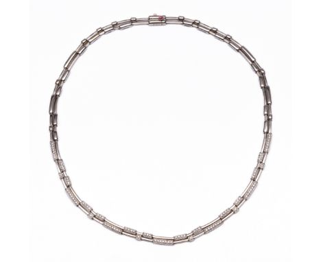 18 kt. Witgouden collier met diamant. Bestaande uit twee banden met rechthoekige appliques, van diverse groottes, degene aan 