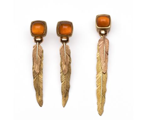 18 kt. Gouden oorbellen en hanger, de bovenzijde bezet met een kussenvormige cabochon geslepen oranje steen, de onderkant met