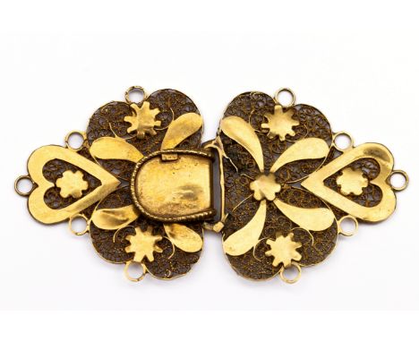 Staphorst, 18 kt. gouden haak en oog, ca. 1900. Gedecoreerd met rozetten, harten en filigrain. Dergelijke haken werden gedrag
