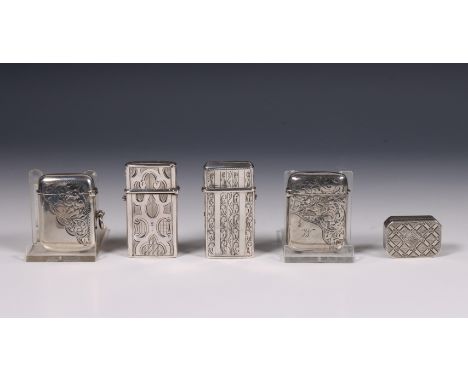 Engeland, collectie van vier tondeldoosjes en klein doosje, 18e en 19e eeuw, rechthoekig model, verschillende florale graveri