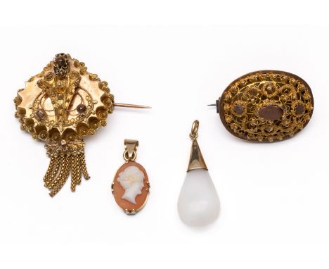 Twee 14 kt. gouden Nederlandse streekdracht broches, 19e eeuw. Gedecoreerd met cannetille, spinnetjes en een baardje (bij één