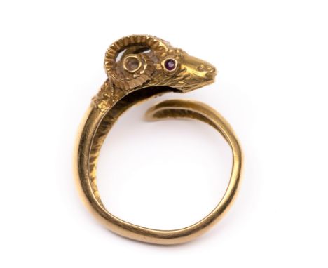 18 kt. Gouden ring in de vorm van een ramskop. De horens bezet met briljant geslepen diamant, de ogen van robijn bruto 7,2 gr