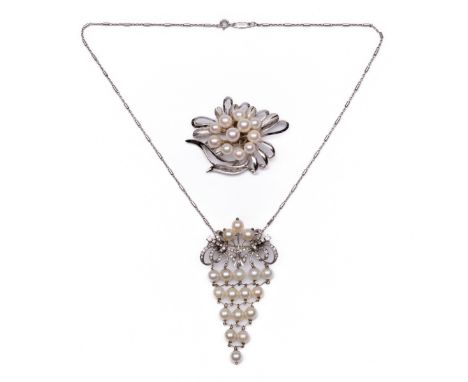 18 kt. Witgouden puntvormige broche, tevens hanger. Bezet met achtkant geslepen diamant (totaal ca. 0.75 ct., twee missen) en