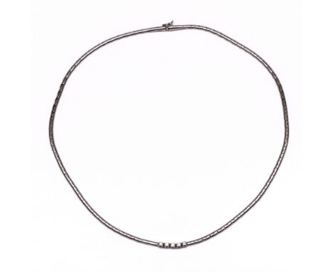 18 kt. Witgouden cardano schakel collier. De voorzijde bezet met vijf briljant geslepen diamanten met een totaalgewicht van c