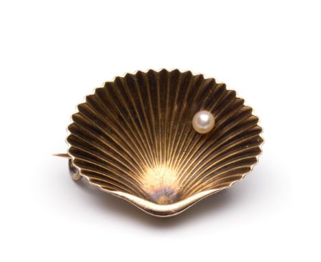 14 kt. Gouden broche, ca. 1900. In de vorm van een schelp, bezet met een kleine parel bruto 3,7 gr., h. 23,4 x b. 29 mm [1] 1