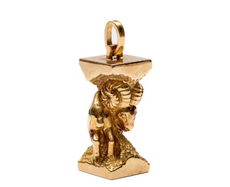 Frankrijk, 18 kt. gouden zodiac hanger. In de vorm van het sterrenbeeld steenbok, geklemd tussen twee rotsblokken netto 15,4 