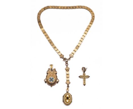 Gouden medaillon, 19e eeuw, In neo - Etriskische stijl, de voorzijde gedecoreerd met blauw en wit email en bezet met een pare