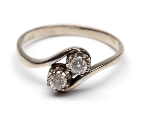 18 kt. Witgouden slagring bezet met twee briljant geslepen diamanten met een totaalgewicht van ca. 0.25 ct. bruto 2,5 gr., ri