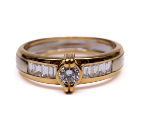 LeChic, 18 kt. geel- met witgouden ring, centraal bezet met een briljant geslepen diamant van ca. 0,40 ct., de schouders beze