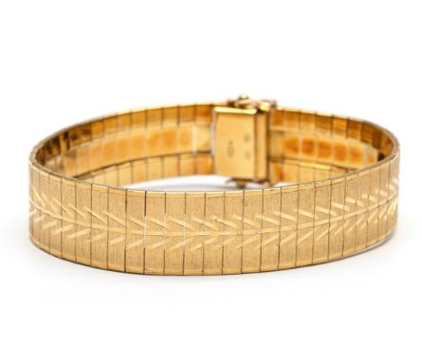 18 kt. gouden platte armband, jaren '70. De schakels gematteerd met een decoratie van een gestileerd palmblad 43,1 gr., l. 19