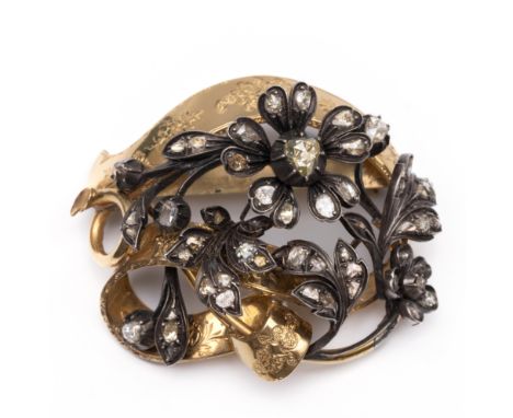 14 kt. Goud met zilveren roosdiamanten broche. In de vorm van een tak met bloemen bezet met roosgeslepen diamant, omwikkeld d