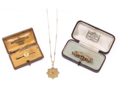 Twee gouden broches. Eén 18 kt. met bloemen en bezet met parels (mist een) de ander 14 kt. ter herinnering aan  100 jaar muzi