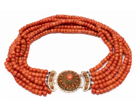 Walcheren, collier van zes rijen bloedkoraal, ca. 1900 Aan een 14 kt. gouden sluiting, bezet met bloedkoraal en gedecoreerd m