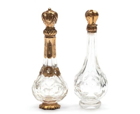 Twee kristallen parfum flacons, 19e eeuw. Met 14 kt. gouden monturen, gedecoreerd met gravé (deukjes, een deel montuur los, é