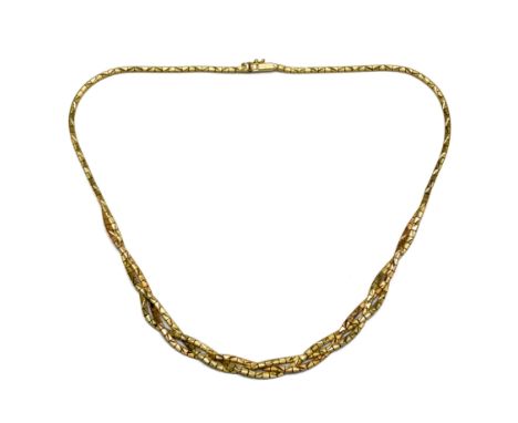 14 kt. gouden collier, jaren '50. Opgebouwd uit kleine gematteerde vierkantjes. De voorzijde gevlochten en uitgevoerd in rood