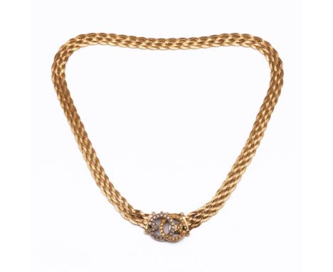 18 kt. Gouden gevlochten collier, de sluiting in de vorm van een witgouden en geelgouden cirkel, bezet met achtkant geslepen 