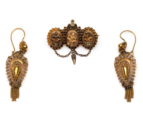 14 kt. gouden Nederlandse streekdracht oorhangers, 19e eeuw, gedecoreerd met cannetille en een baardje. Hierbij een streekdra