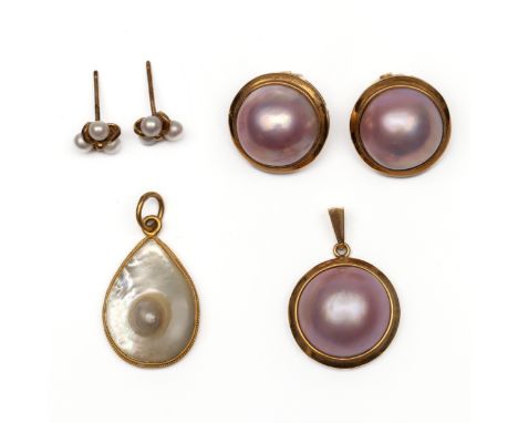 14 kt. Gouden oorclips en hanger, allen bezet met een roze mabé parel. Hierbij een hanger en een paar oorknoppen met parels e
