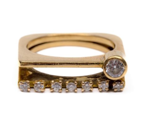 18 kt. Gouden gestileerde ring, jaren '70. De bovenzijde bestaande uit twee rechte balkjes, één op de hoek bezet met een bril