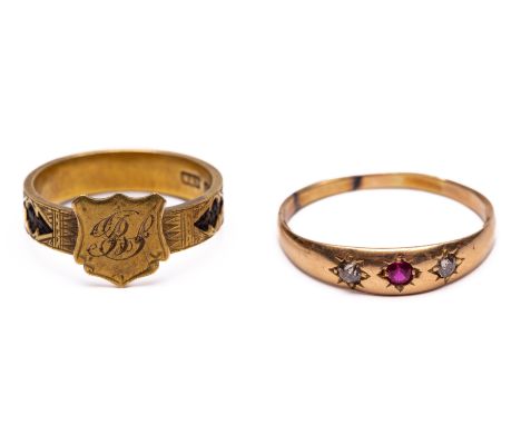 Engeland, 15 kt. gouden ring, met gevlochten haar, de bovenzijde met een schild met monogram, met stadswapen van Chester en j