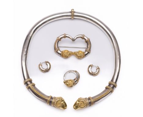 Zolotas, zilveren parure met 18 kt. gouden ramskoppen. Bestaande uit een collier, een paar oorringen, een broche en een ring.