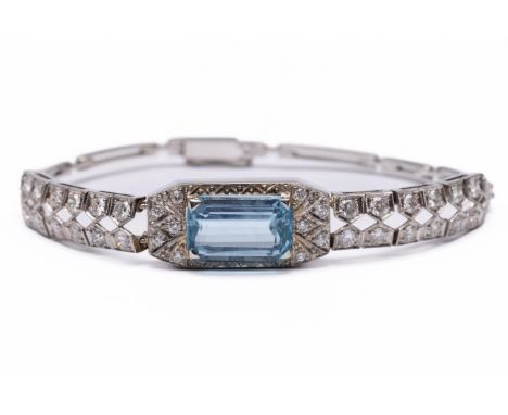 18 kt. witgouden armband, Art Deco, vermaakt van een horloge. De plaats van de wijzerplaat is bezet met een emerald cut gesle