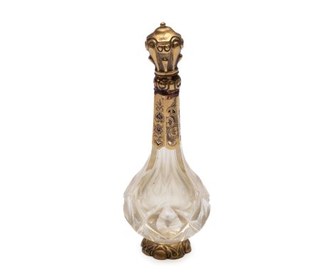 Kristallen parfum flacon met 14 kt. gouden montuur, 19e eeuw. Gegraveerd met bloemen en krullen, in etui (stopje ontbreekt, r