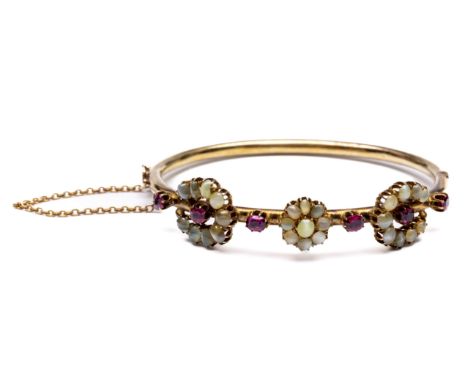 Beneden wettelijk gehalte gouden stijve armband, 19e eeuw, met twee hoefijzers en een rozet, bezet met robijn en chrysoberyl 