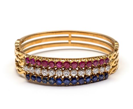 18 kt. Gouden stijve armband in rood, wit en blauw. Bezet met een rij robijn, saffier en in het midden, een rij briljant gesl