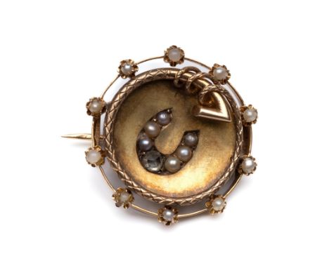 14 kt. gouden ronde broche, ca. 1900. In het midden een hoefijzer, bezet met een roosgeslepen diamant en zaadparels, de rand 