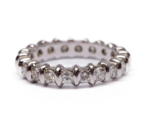 18 k. Witgouden alliance ring, bezet met briljant geslepen diamant, met een totaalgewicht van ca.0.80 ct. bruto 3,6 gr., ring